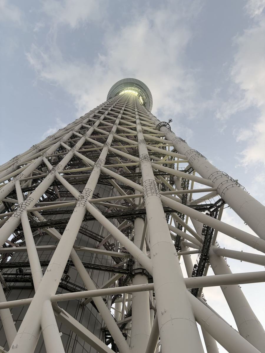 LOOK UP CAFEのテラスから真上に見上げた東京スカイツリー。白い鉄骨が空に向かって伸びている