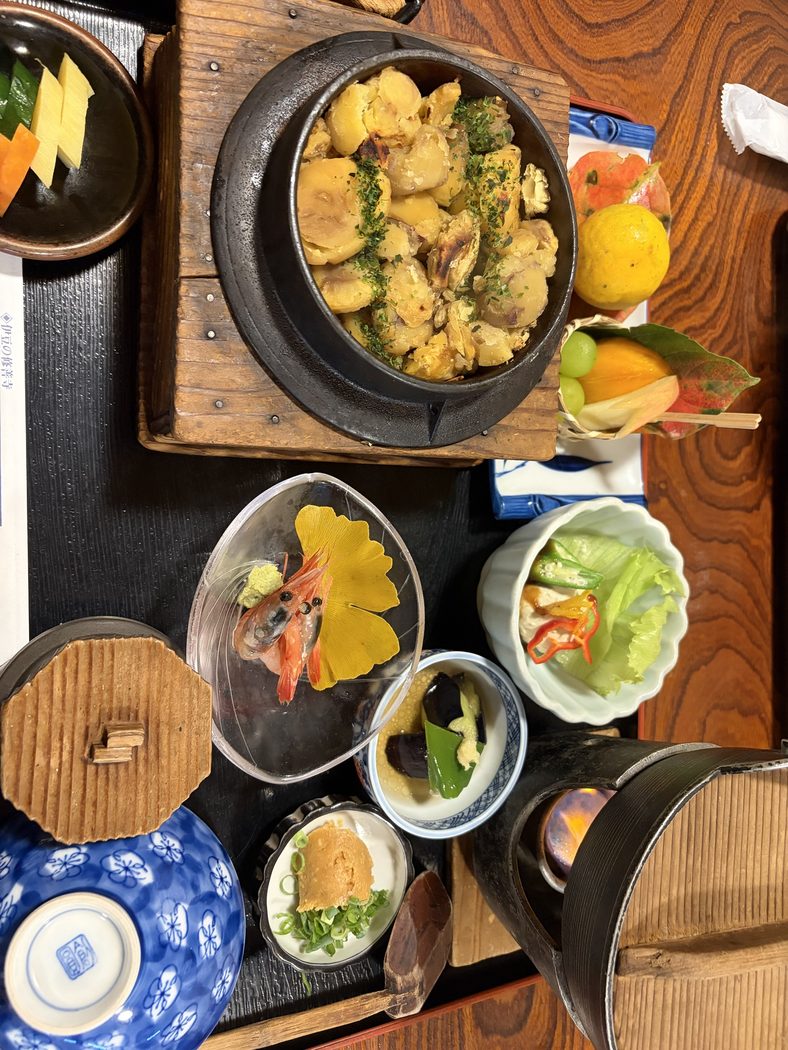 修善寺の松葉茶屋で帰りの昼食に食べた釜飯の膳。釜飯のほかに、甘えびの刺身・小鉢・果物が付いている