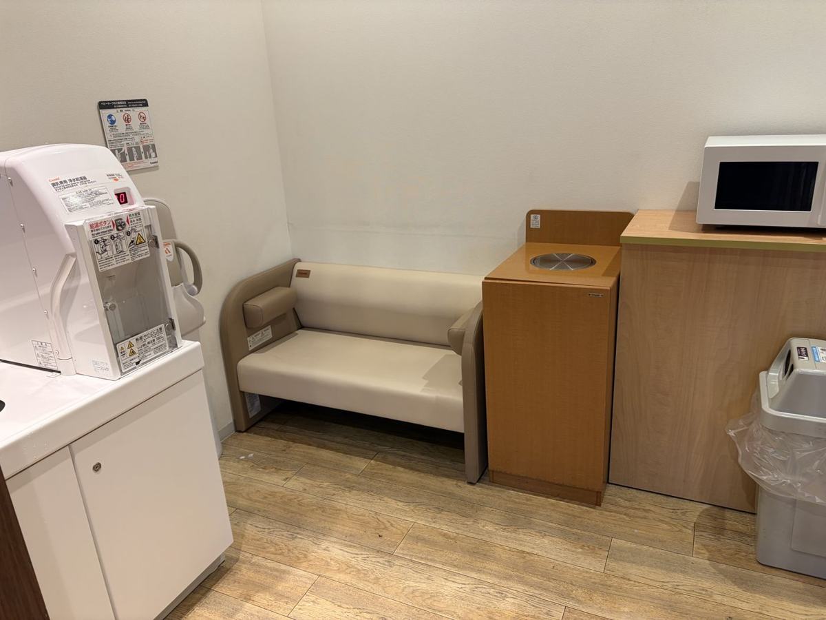 東京ソラマチ6階のベビールーム。左に調乳用の給湯器、中央にベンチ、右の台の上に電子レンジがある